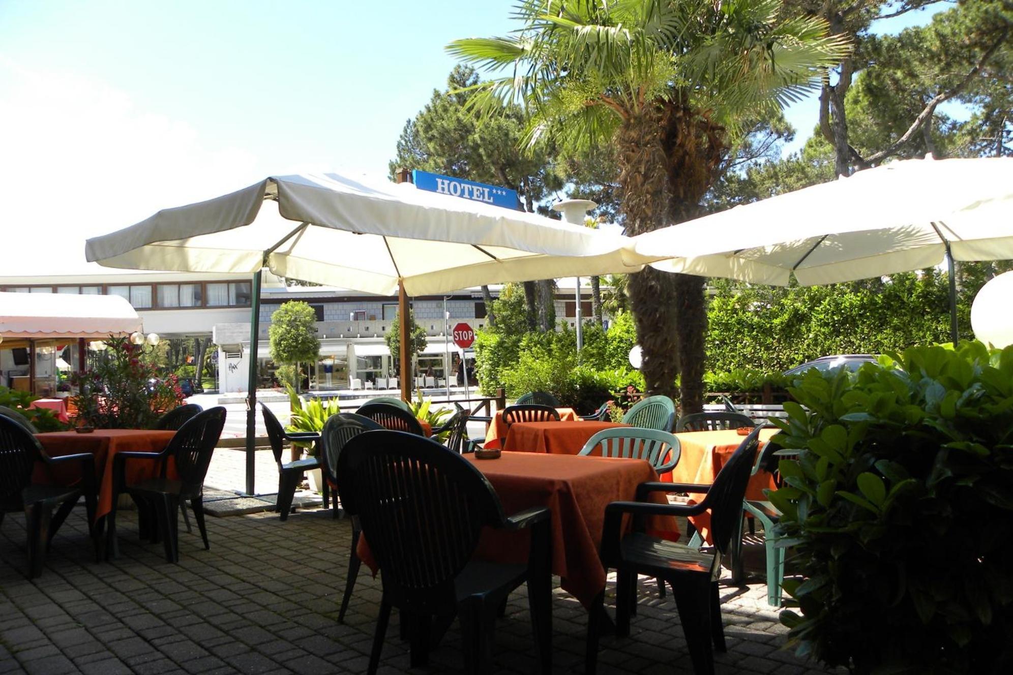 Hotel Santa Cruz Lignano Sabbiadoro Bagian luar foto
