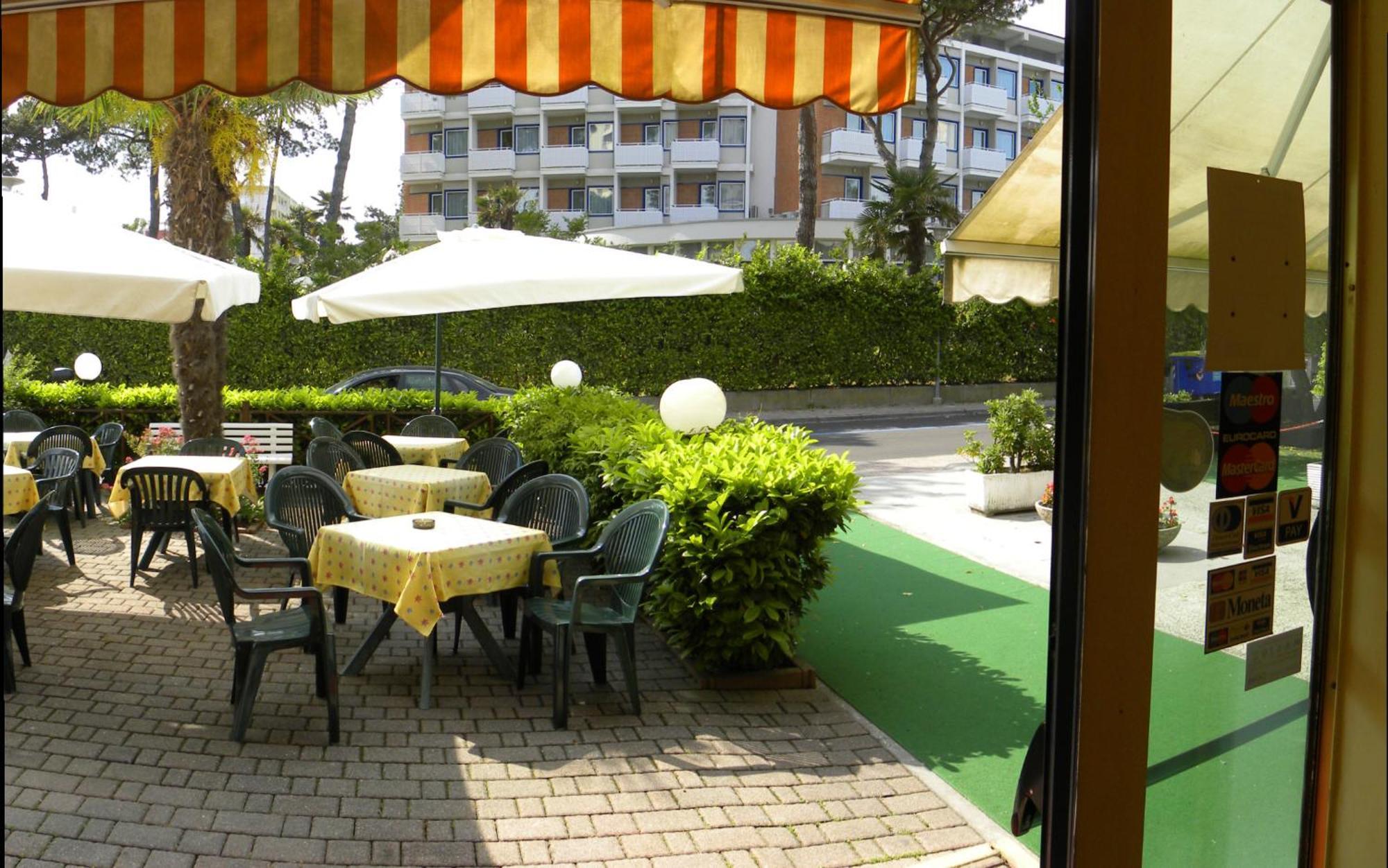 Hotel Santa Cruz Lignano Sabbiadoro Bagian luar foto