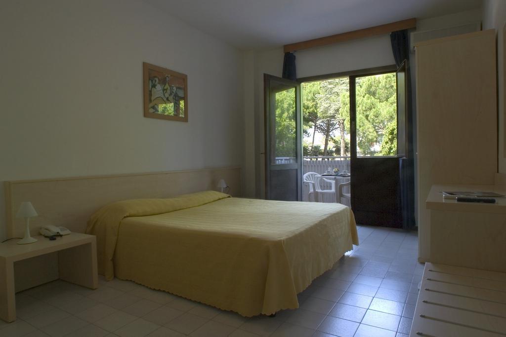 Hotel Santa Cruz Lignano Sabbiadoro Bagian luar foto